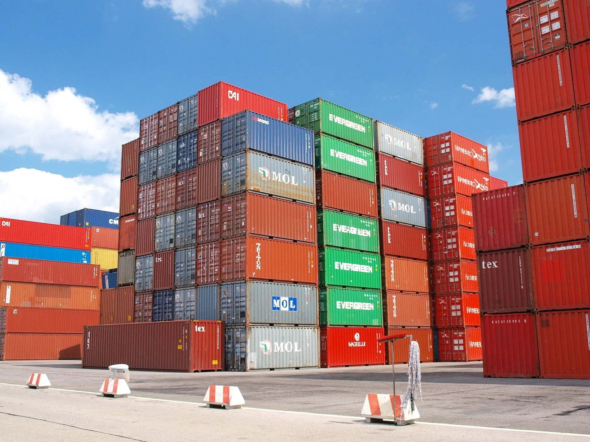 Titelbild mit vielen Containern der Logistikbranche für Blogartikel